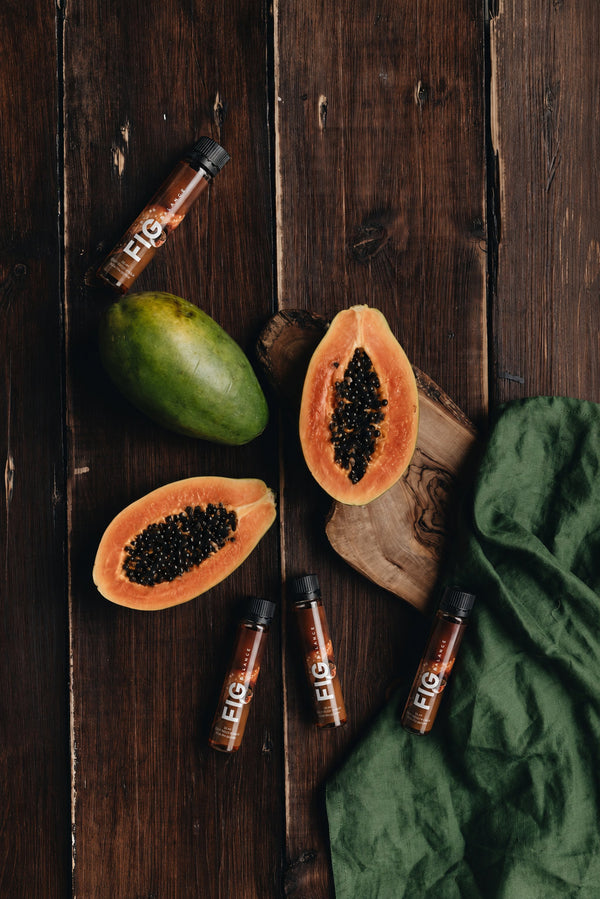 Shots FIG BALANCE avec papayes et mangue sur une table en bois